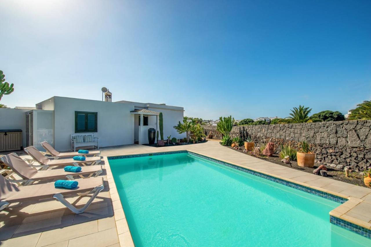 Villa Sarita Sol By Villa Plus Плая Бланка Екстериор снимка