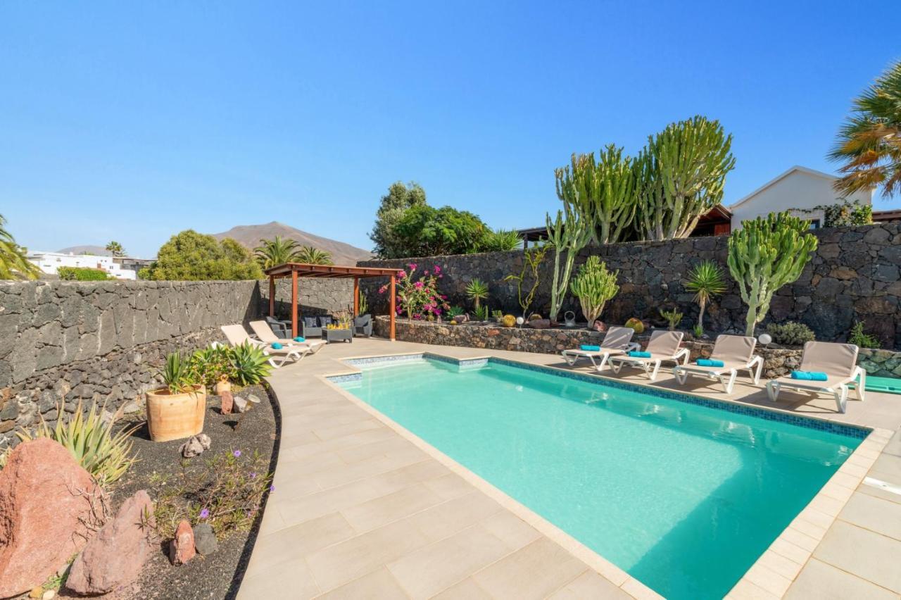 Villa Sarita Sol By Villa Plus Плая Бланка Екстериор снимка