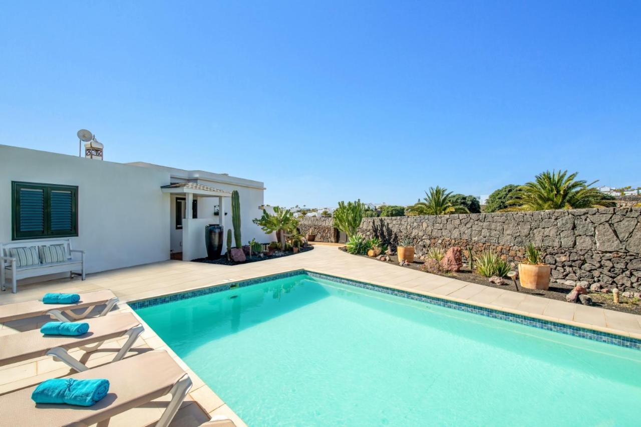 Villa Sarita Sol By Villa Plus Плая Бланка Екстериор снимка